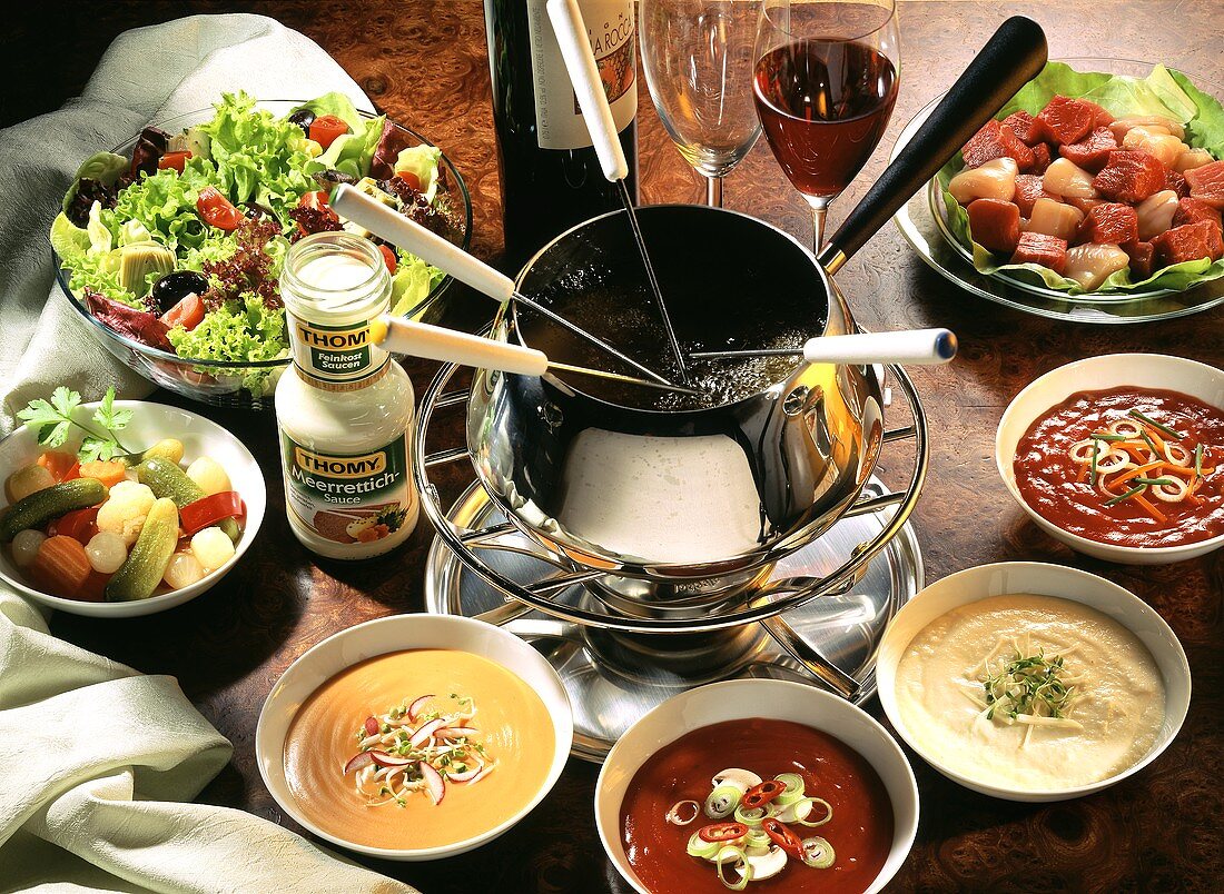 Fondue with boiling oil; meat cubes; sauces; mixed pickles