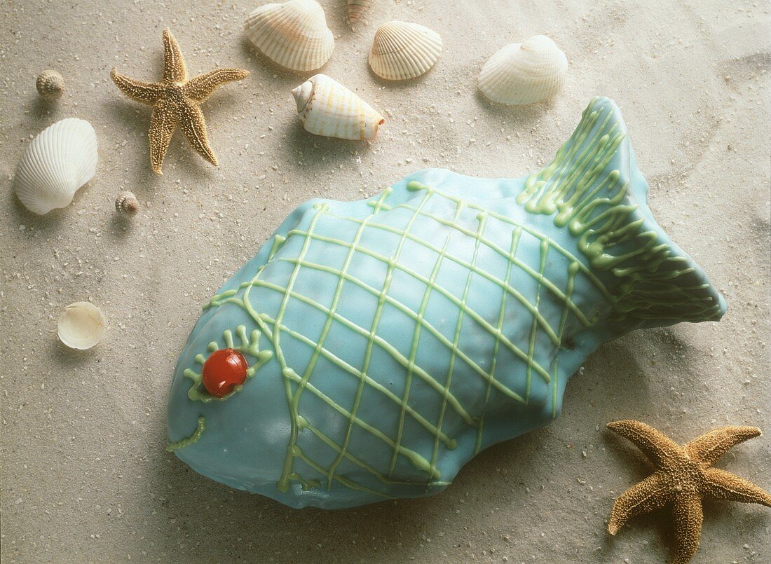 Fischförmiger Kuchen mit Backpflaumen & blauer Glasur