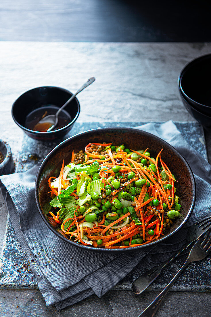 Japanischer Bohnensalat mit Karottenraspeln und Ingwerdressing