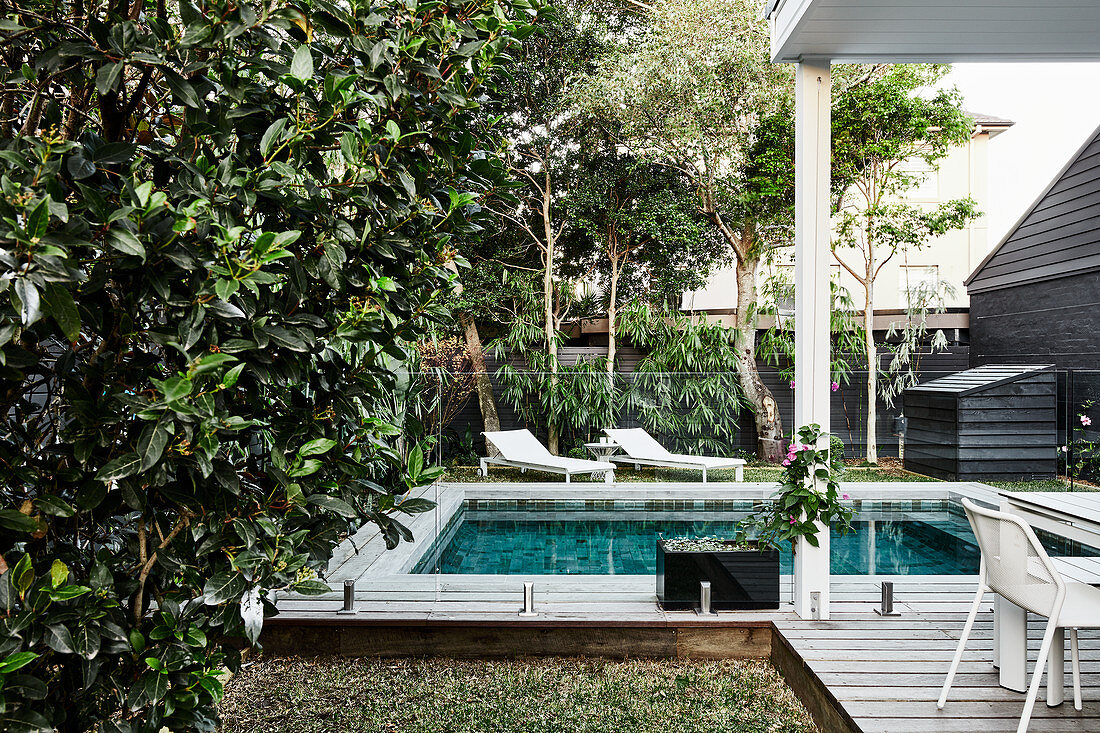 Swimming Pool mit umlaufender Holzterrasse im Garten