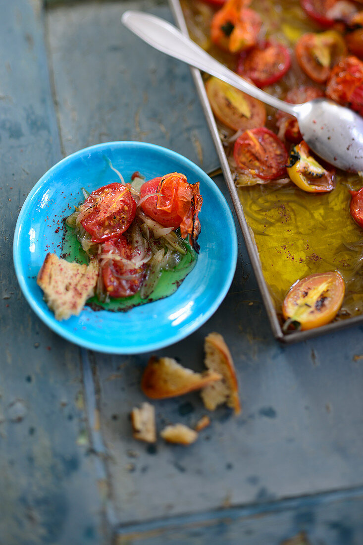 Gebratene Tomaten mit Zwiebeln in Olivenöl