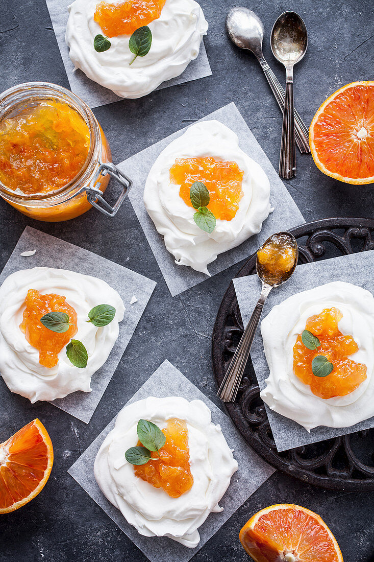 Mini-Pavlova mit Blutorangenmarmelade