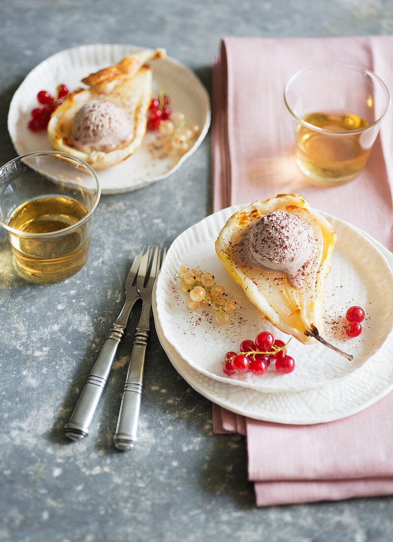 Birnen im Blätterteigmantel mit Haselnusseis und Johannisbeeren