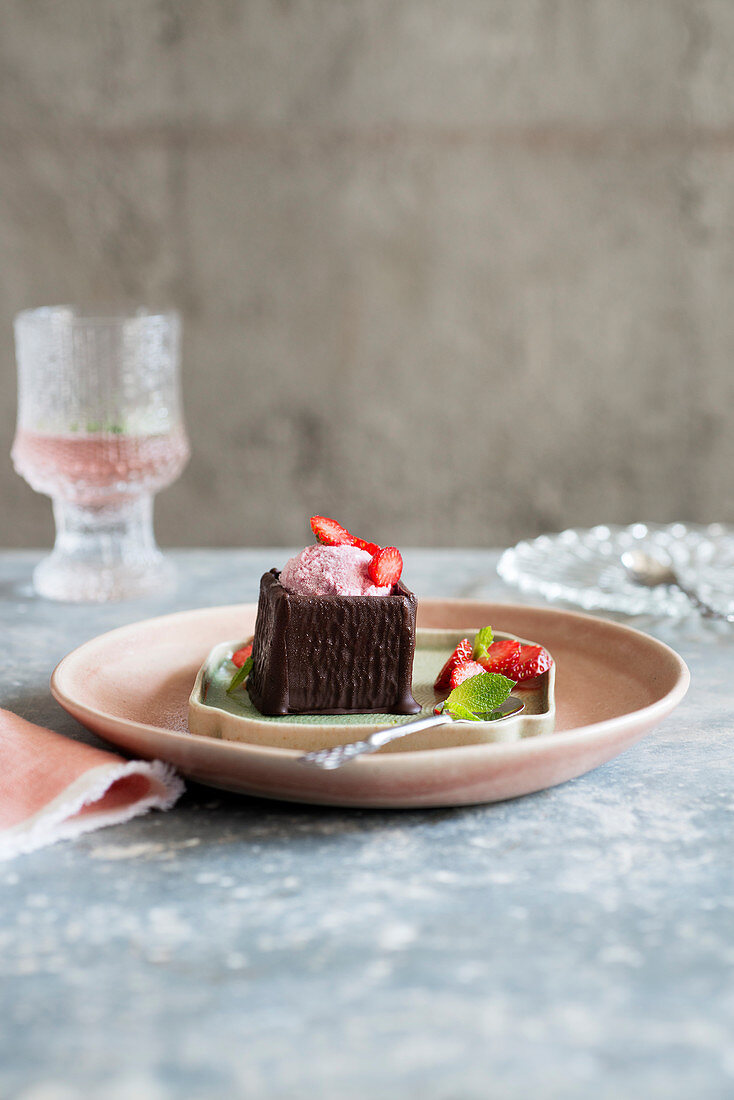 Schoko-Box mit Erdbeereis und Erdbeeren