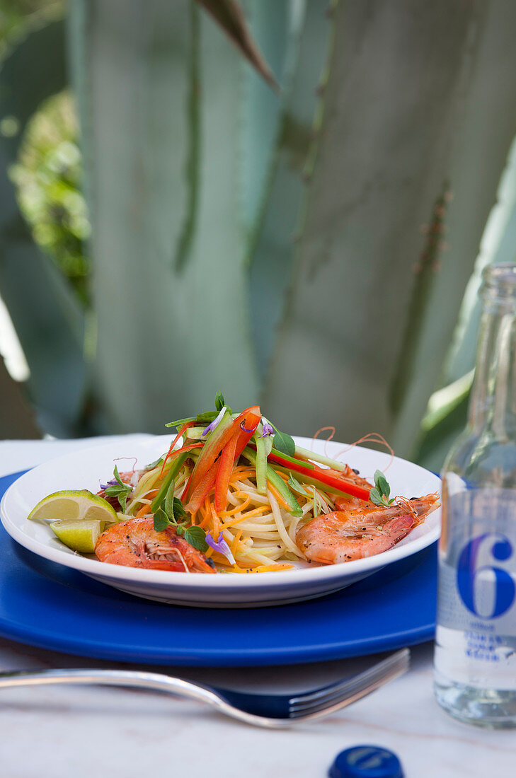 Pasta mit Gemüsestreifen und Riesengarnelen