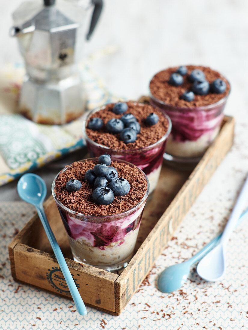 Porridge mit Blaubeeren und Schokolade