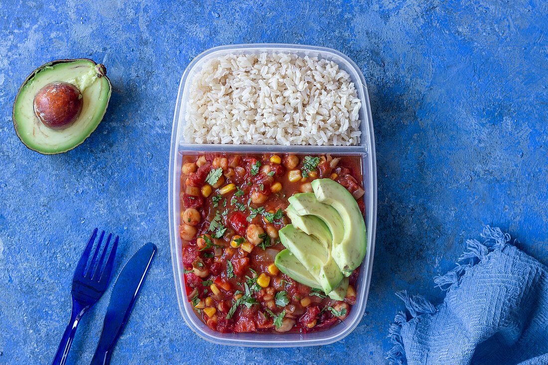 Lunchbox mit Kichererbsen-Mais-Chili, Avocado und Naturreis