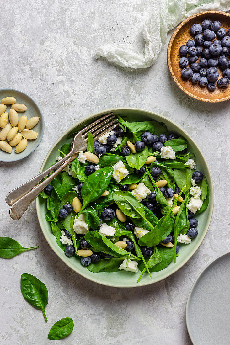 Spinach salad with blueberries, almonds and feta