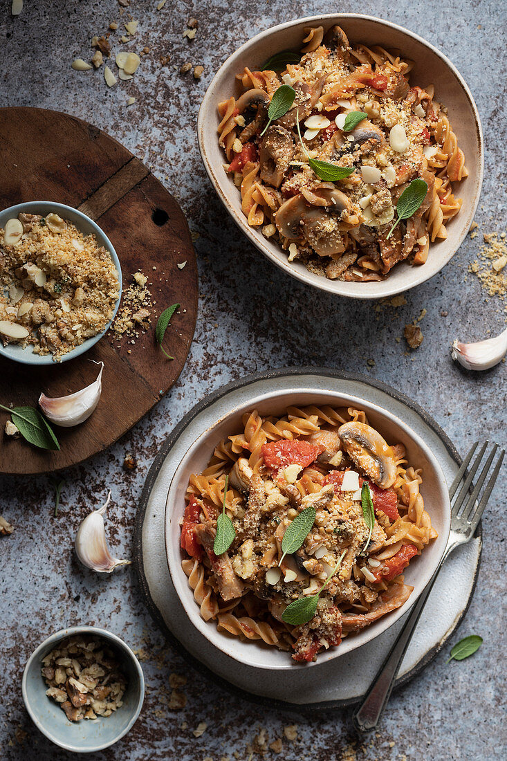 Fusilli mit Tomaten, Pilzen, Salbei und Semmelbröseln