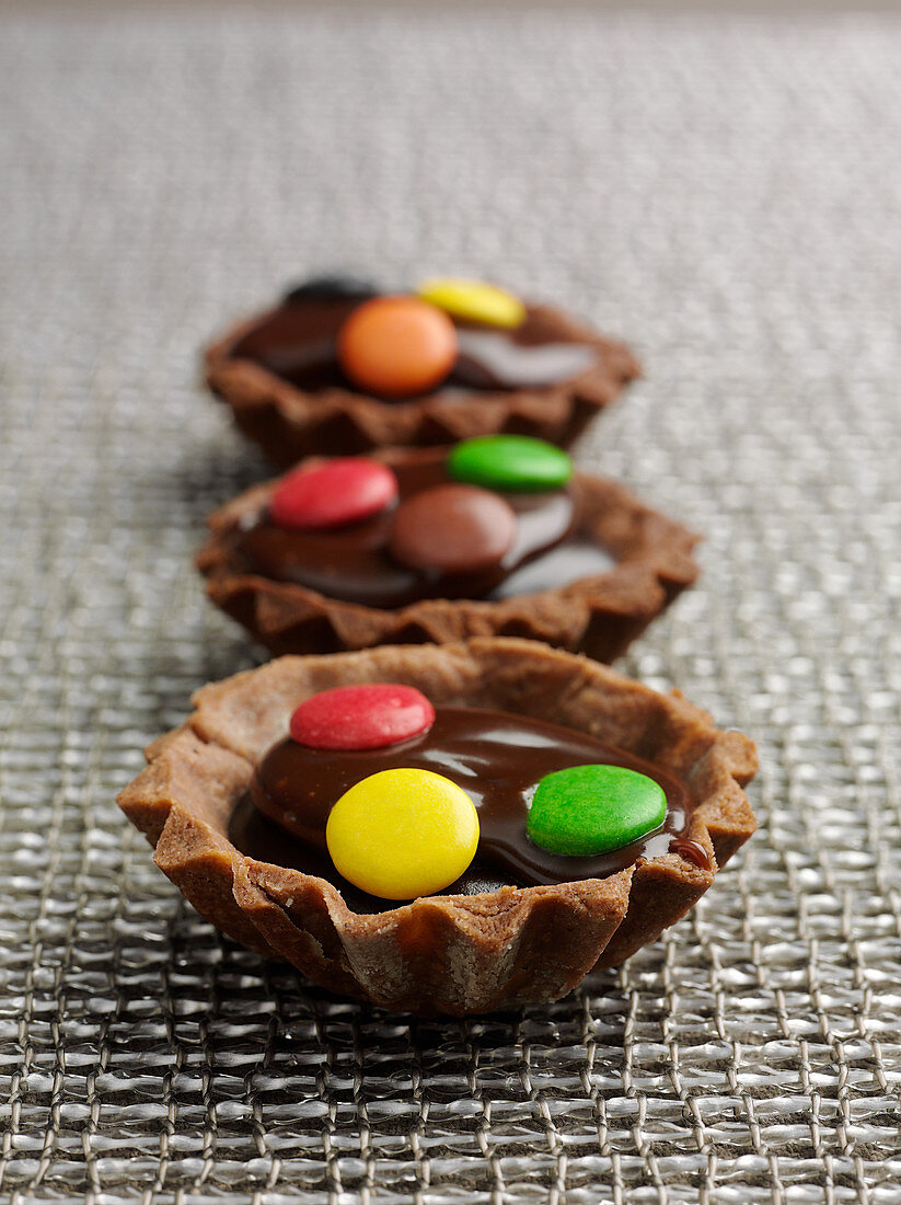 Chocolate tartelette with smarties
