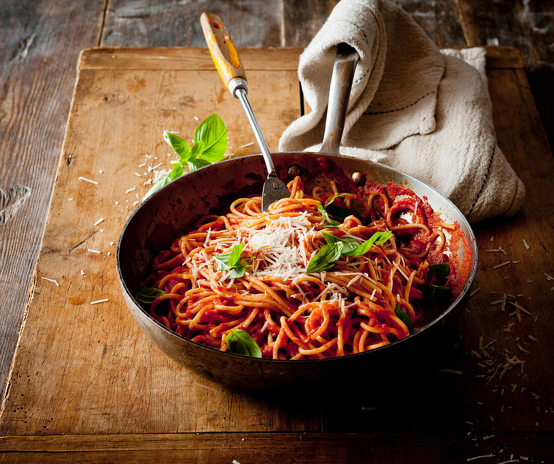 Spaghetti mit Tomatensauce in Pfanne