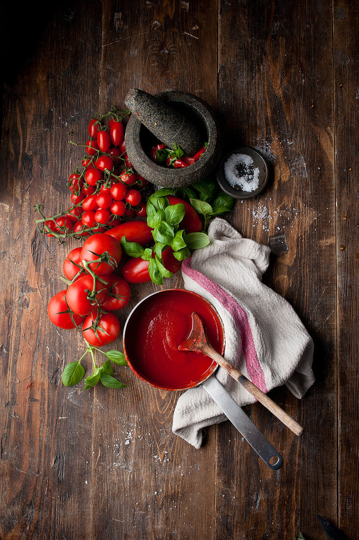 Tomatensauce mit Zutaten