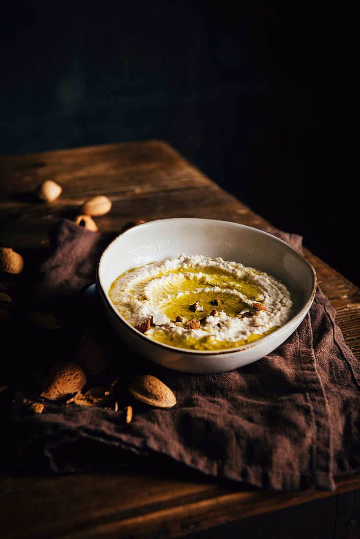 Mandel-Hummus mit Olivenöl