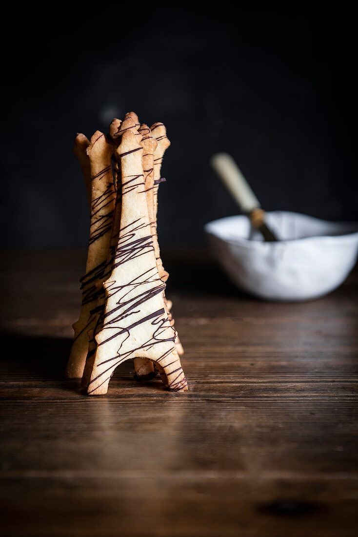 Eiffelturm-Butterplätzchen mit Schokoladenstreifen