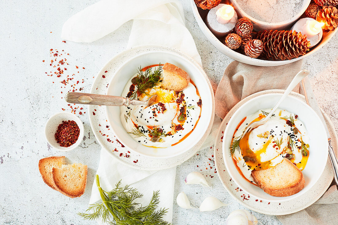 Cilbir - Trendfrühstück aus der Türkei mit pochiertem Ei