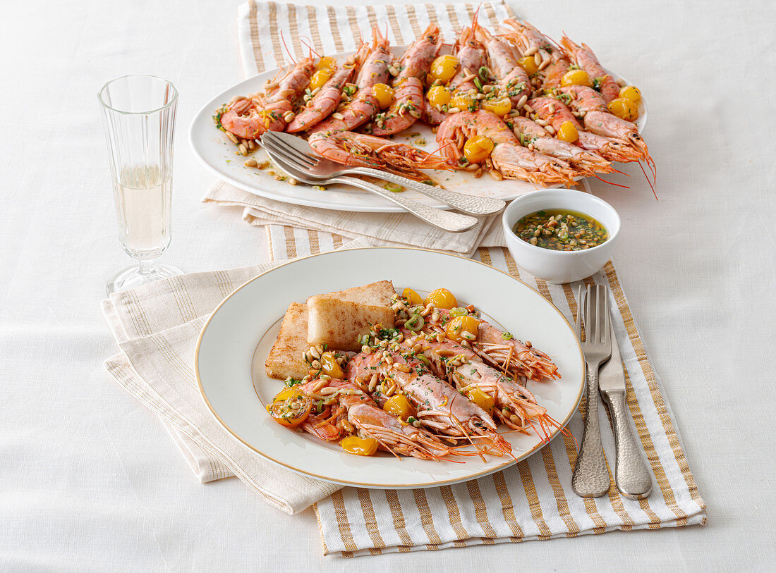 Riesengarnelen mit Pinienkern-Gremolata, gelben Kirschtomaten und weisser Polenta