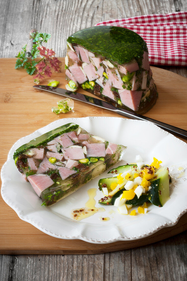 Schinkenterrine mit Honig-Senf-Gurken und Ei