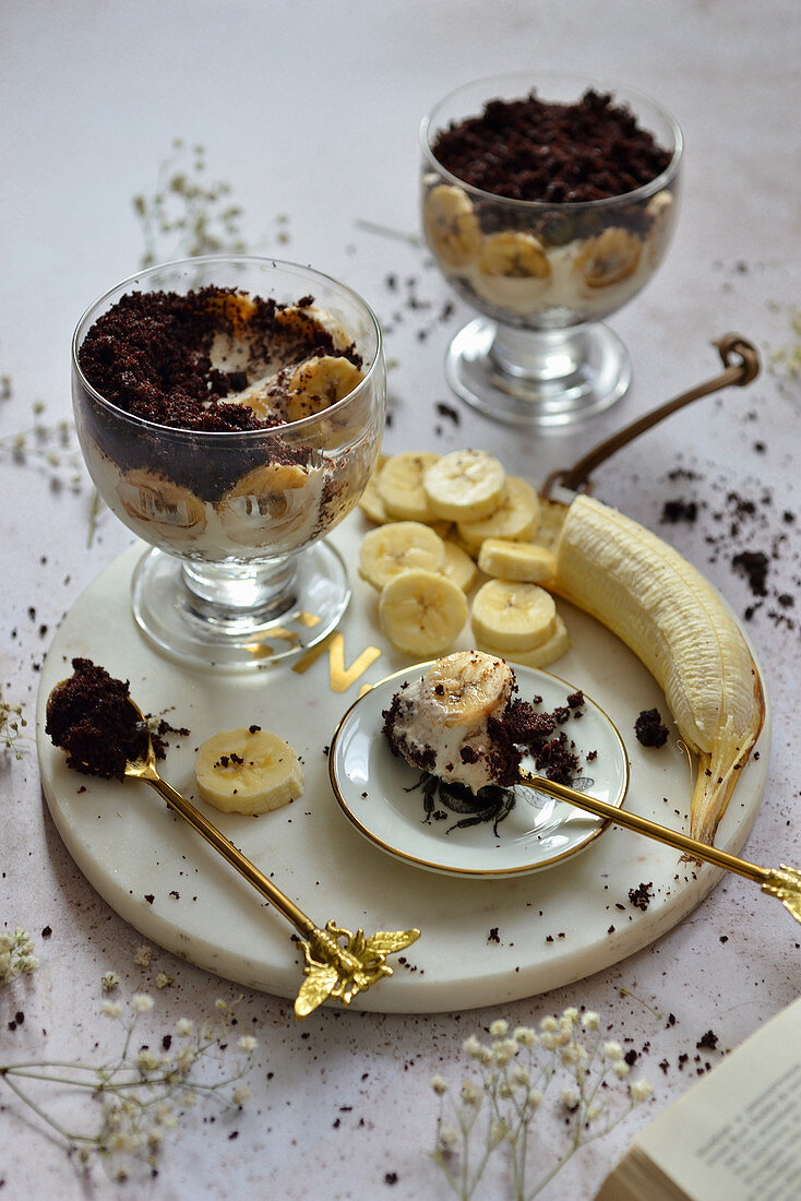 Bananen-Brownie-Dessert in Glasschale