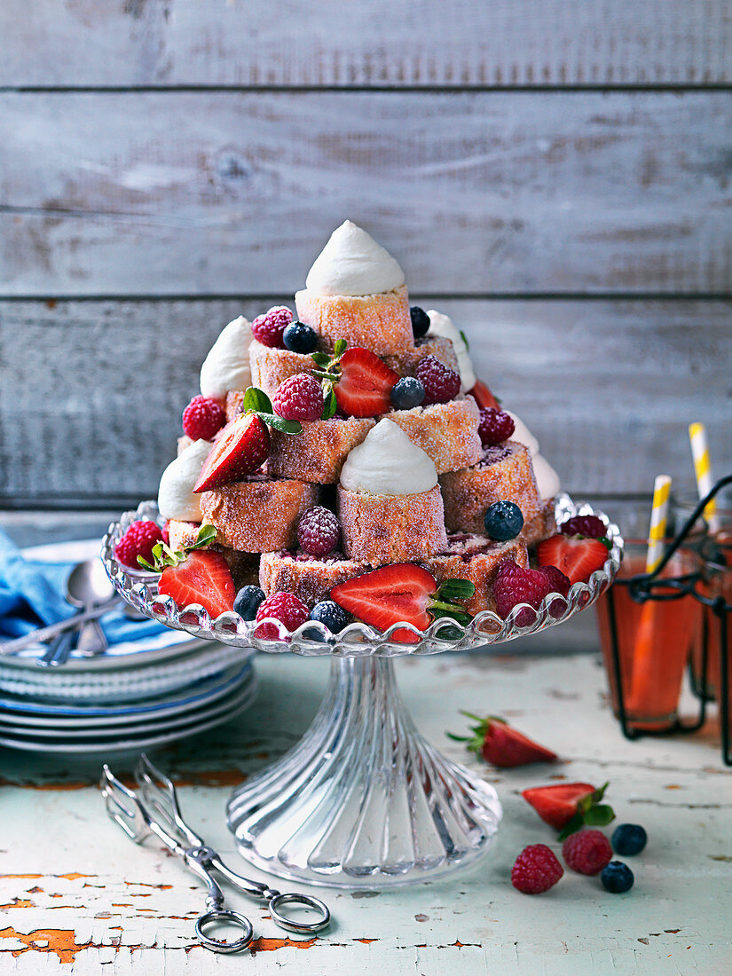 Biskuitrollenkuchen mit Beeren und Schlagsahne