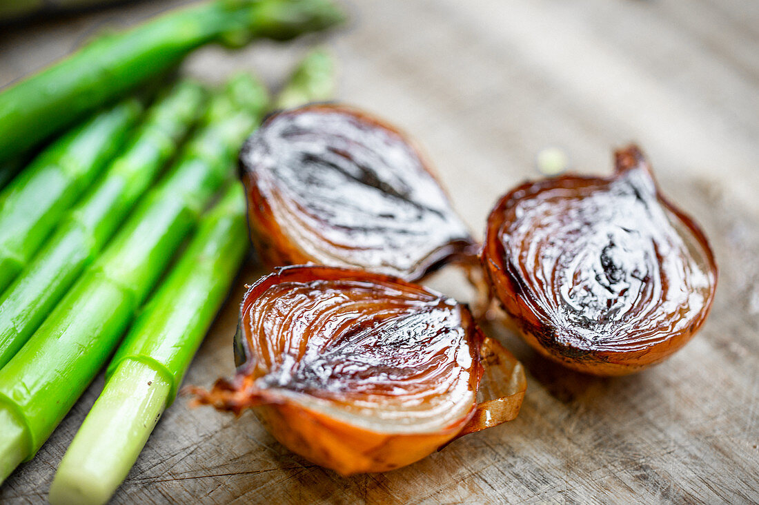 Green asparagus with roasted onions