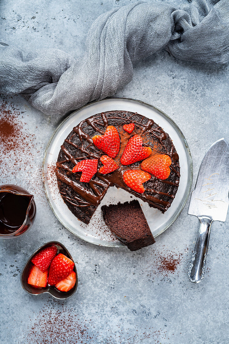 Kalorienarmer Schokoladenkuchen mit Erdbeeren