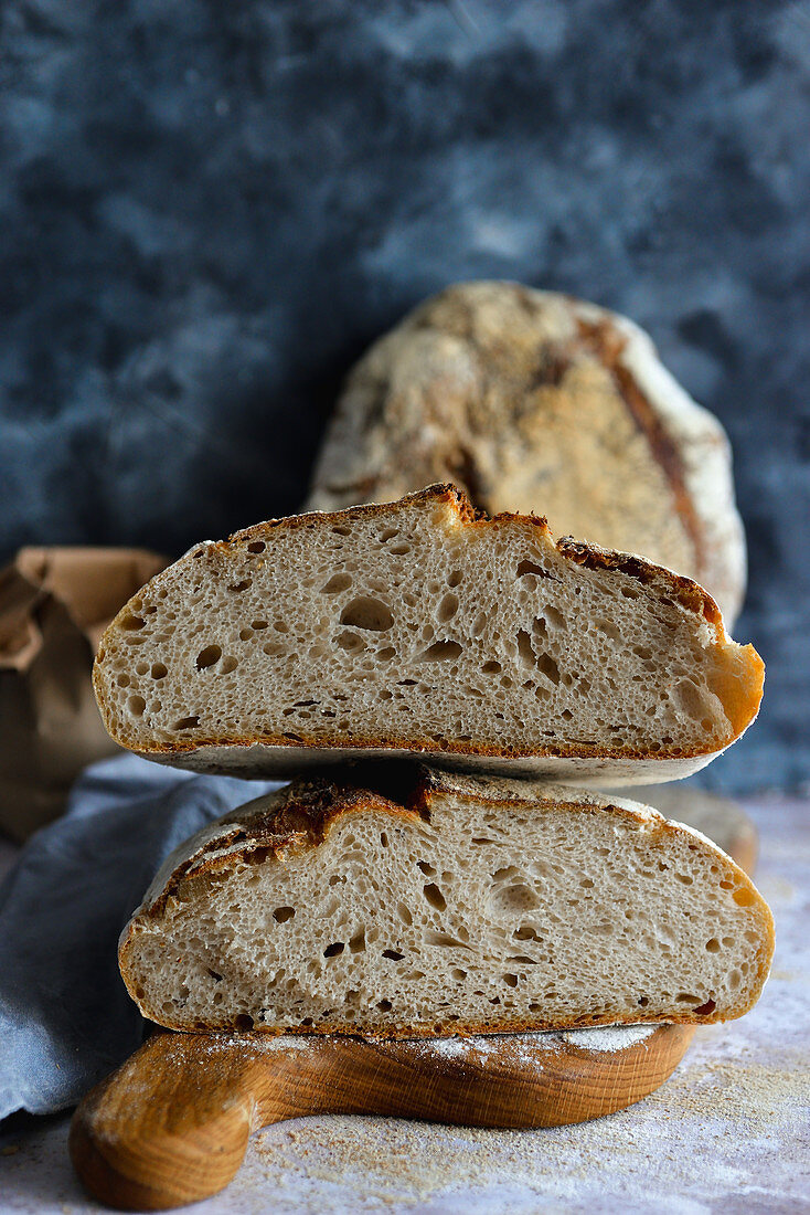 Halbiertes Sauerteigbrot auf Holzbrett