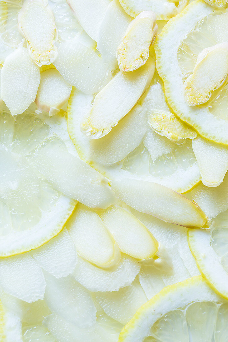 Geschnittener weisser Spargel mit Zitronen