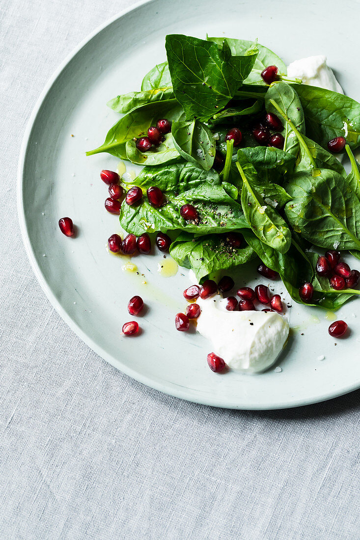 Spinach salad with pomegranate and Skyr
