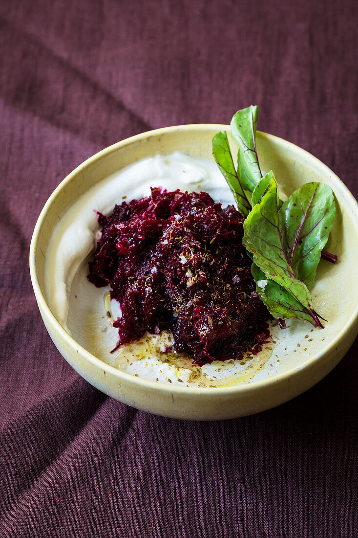 Rohe Rote Bete mit Kreuzkümmel und griechischem Joghurt