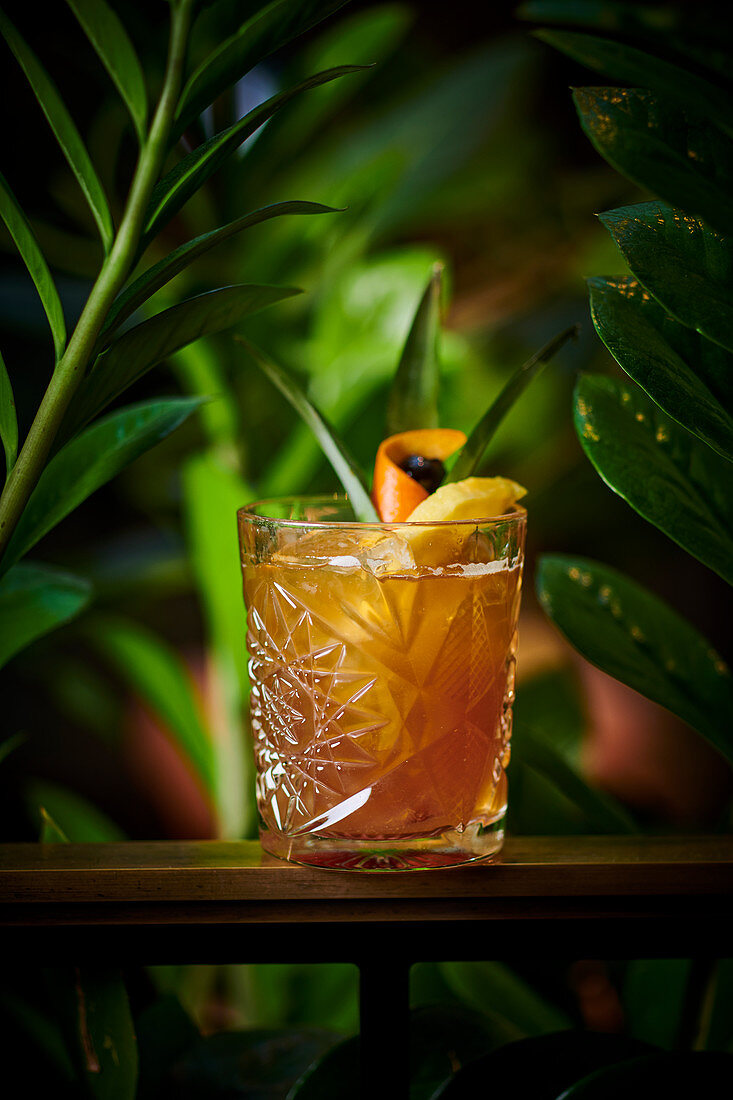Cocktail Orphee Noir mit Rum und Ananas