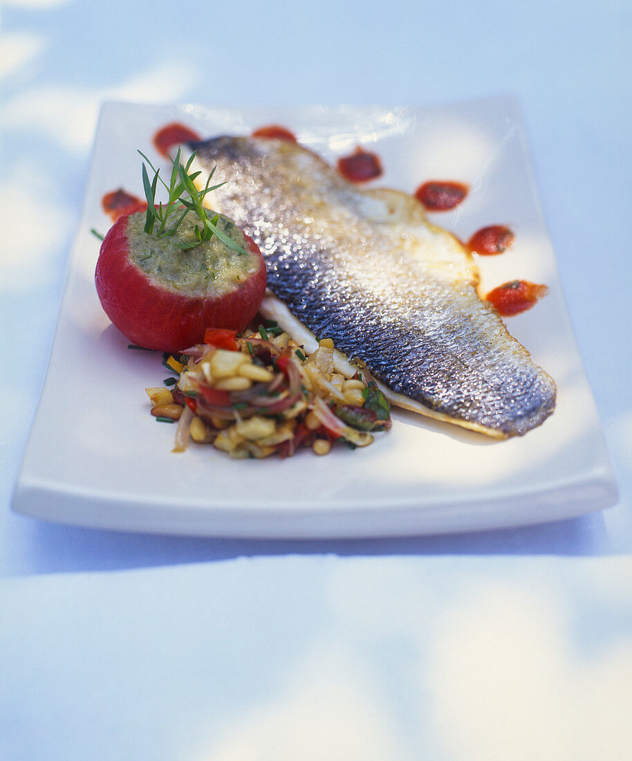 Fischfilet mit gefüllten Tomaten