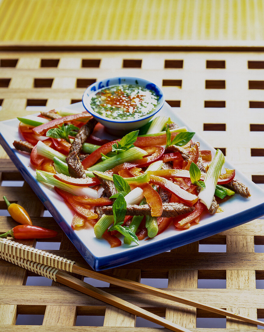 Pepper salad with spring onions and beef (Asia)