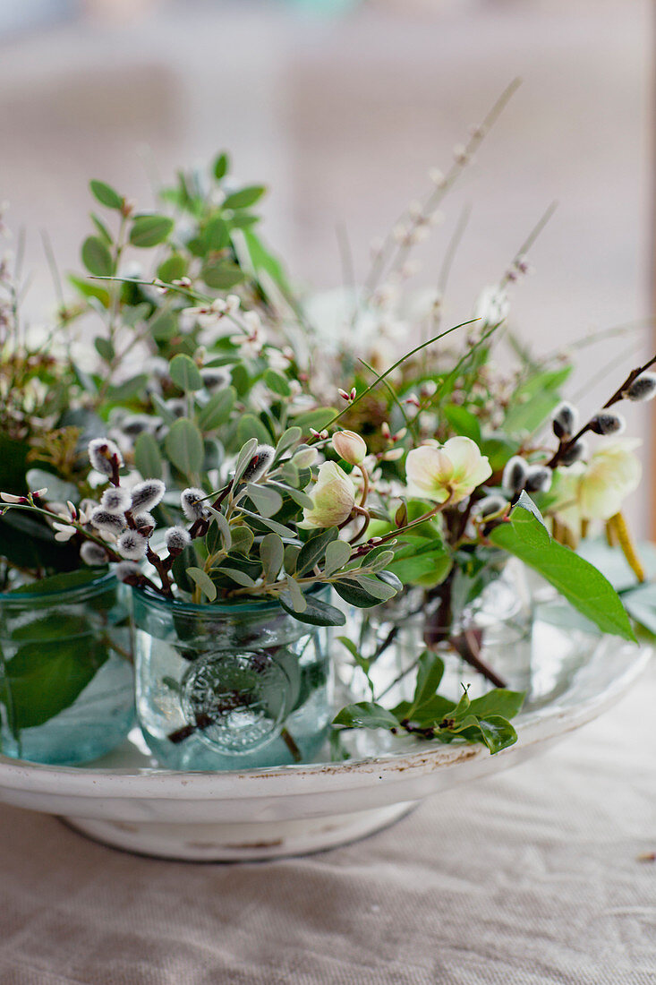 Kleine Sträuße mit Weidenkätzchen, Lenzrose und Zweigen