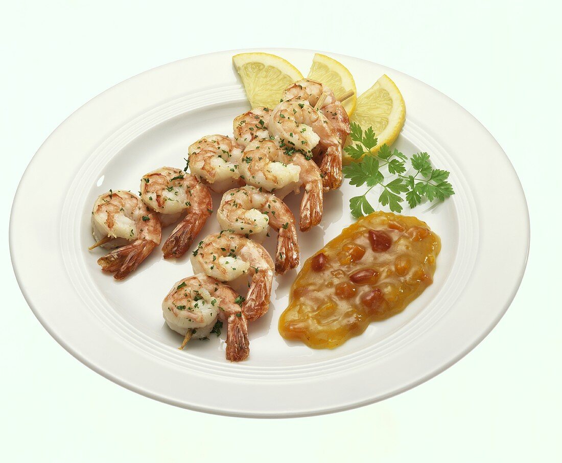 Scampi kebabs with pepper sauce and lemon slices