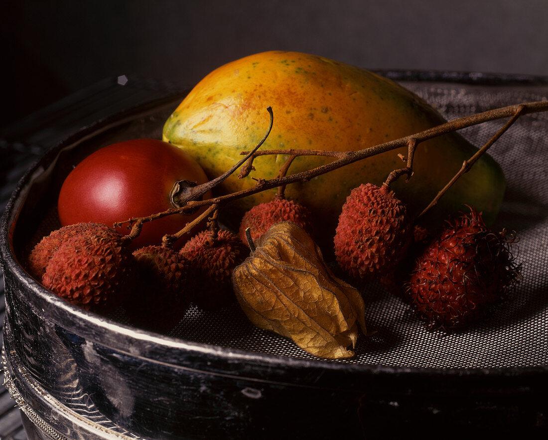 Exotische Früchte in altem Sieb