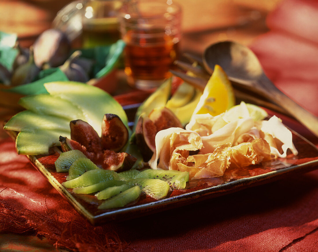 Rohschinken mit frischen Früchten