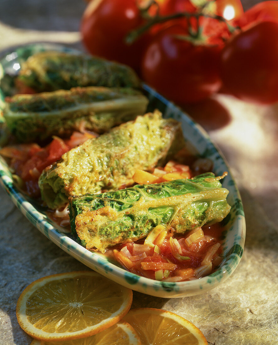 Savoy cabbage roulade with tomatoes