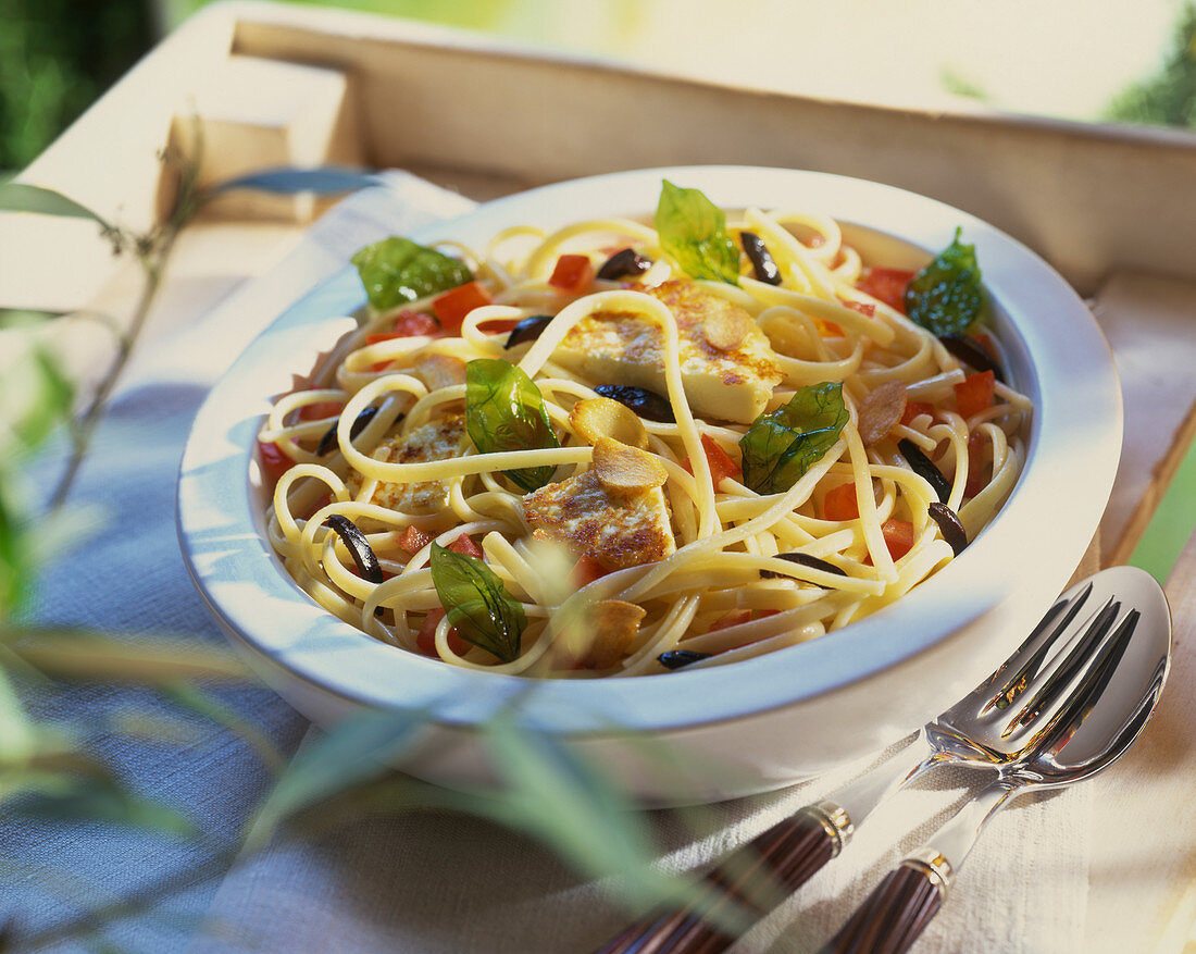 Spaghetti mit Tofu, Knoblauch, Tomaten und Basilikum