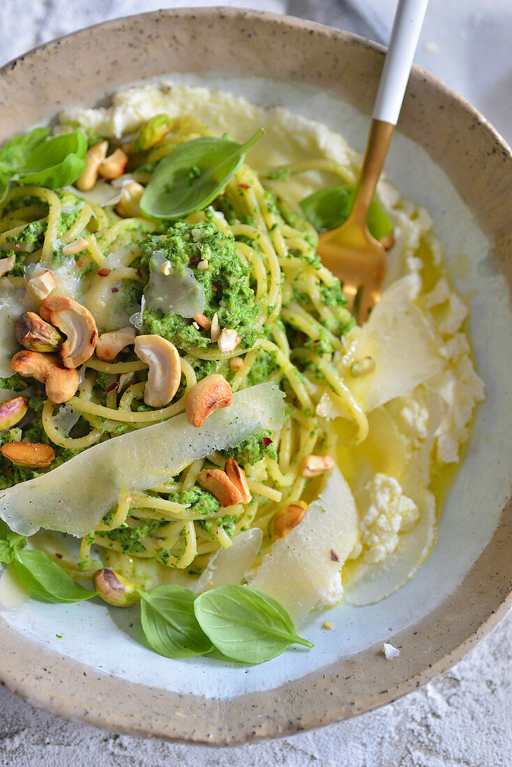 Spaghetti with pesto, cashews and parmesan cream