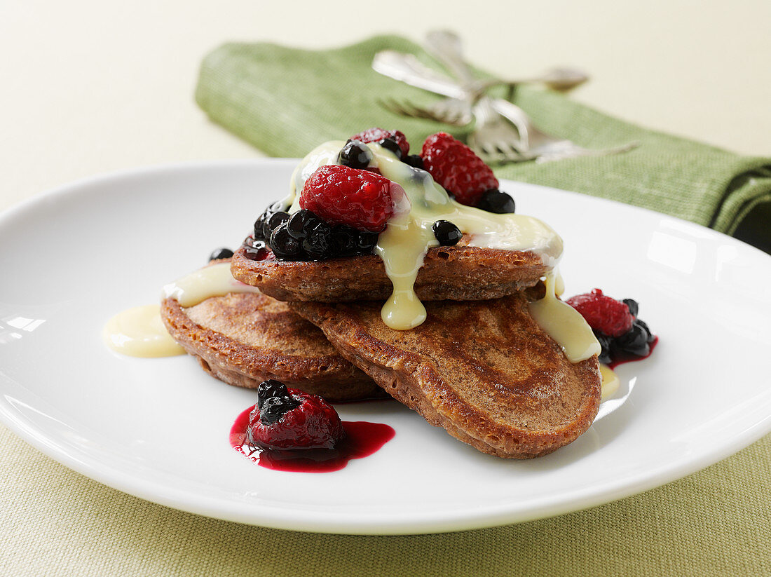 Pancakes with vanilla sauce and berries