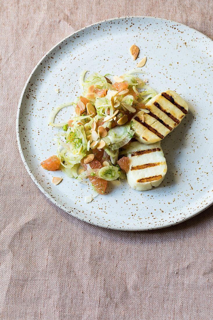 Gekneteter Fenchel mit Grapefruit und Halloumi