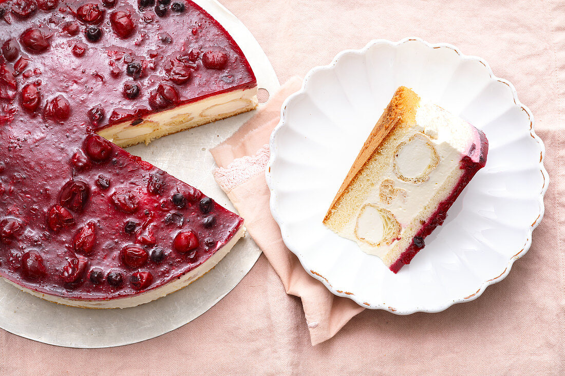 Windbeuteltorte mit Rote-Grütze-Guss