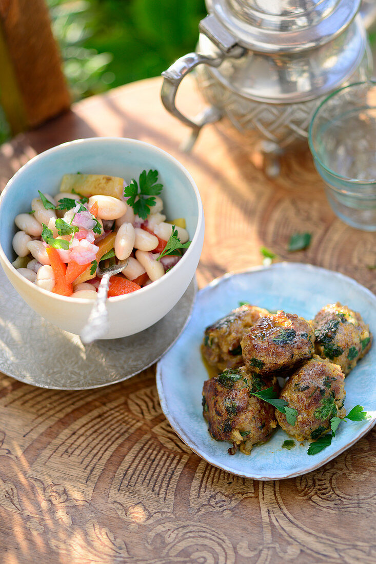 Türkische Lammhackbällchen mit Weiße-Bohnen-Salat