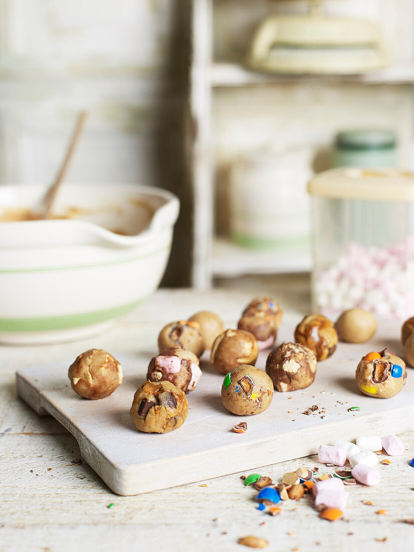 Verschiedene Cookies aus rohem Keksteig