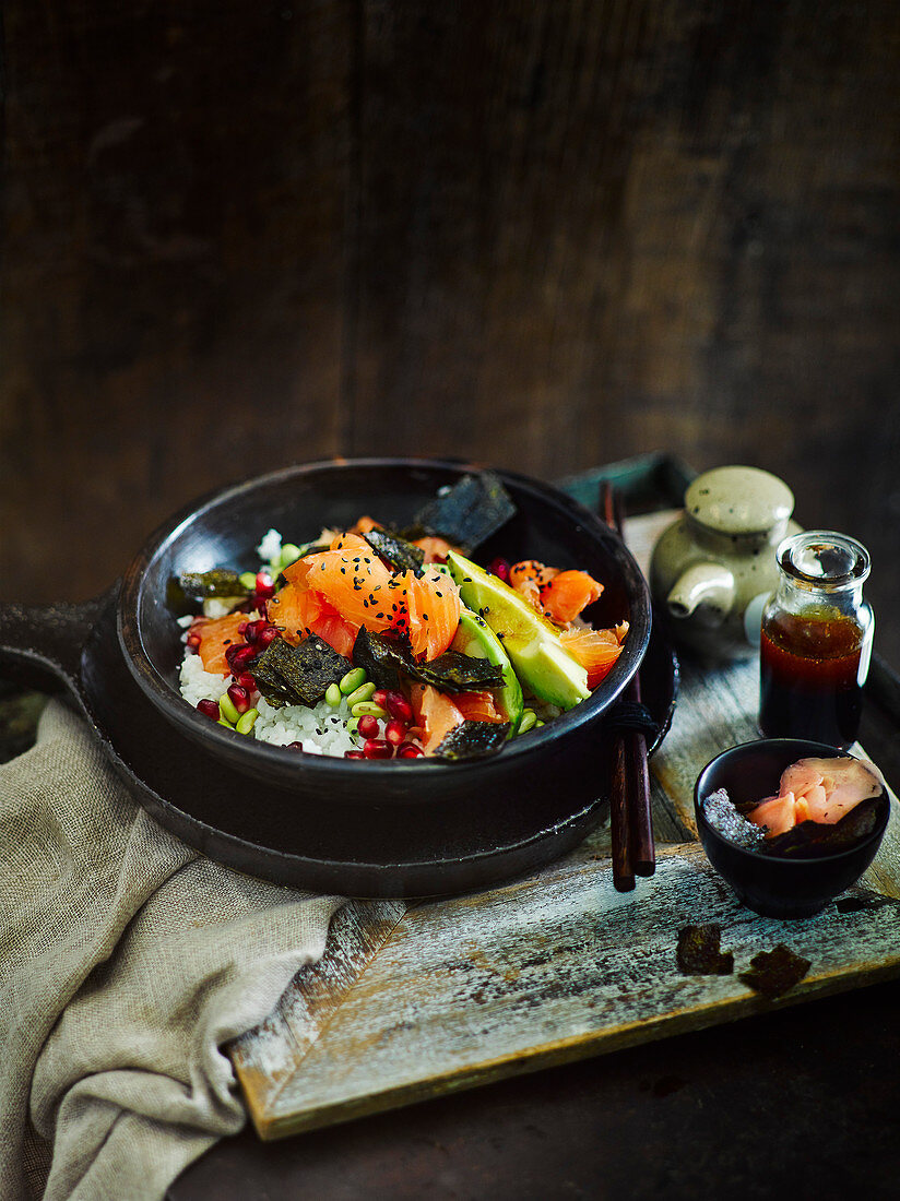 Sushi-Salat mit Lachs, Avocado und Nori