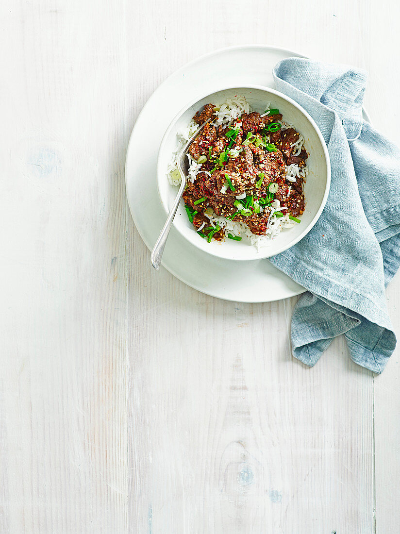 Schnelles Rindfleisch-Bulgogi mit Frühlingszwiebeln und Reis (Asien)