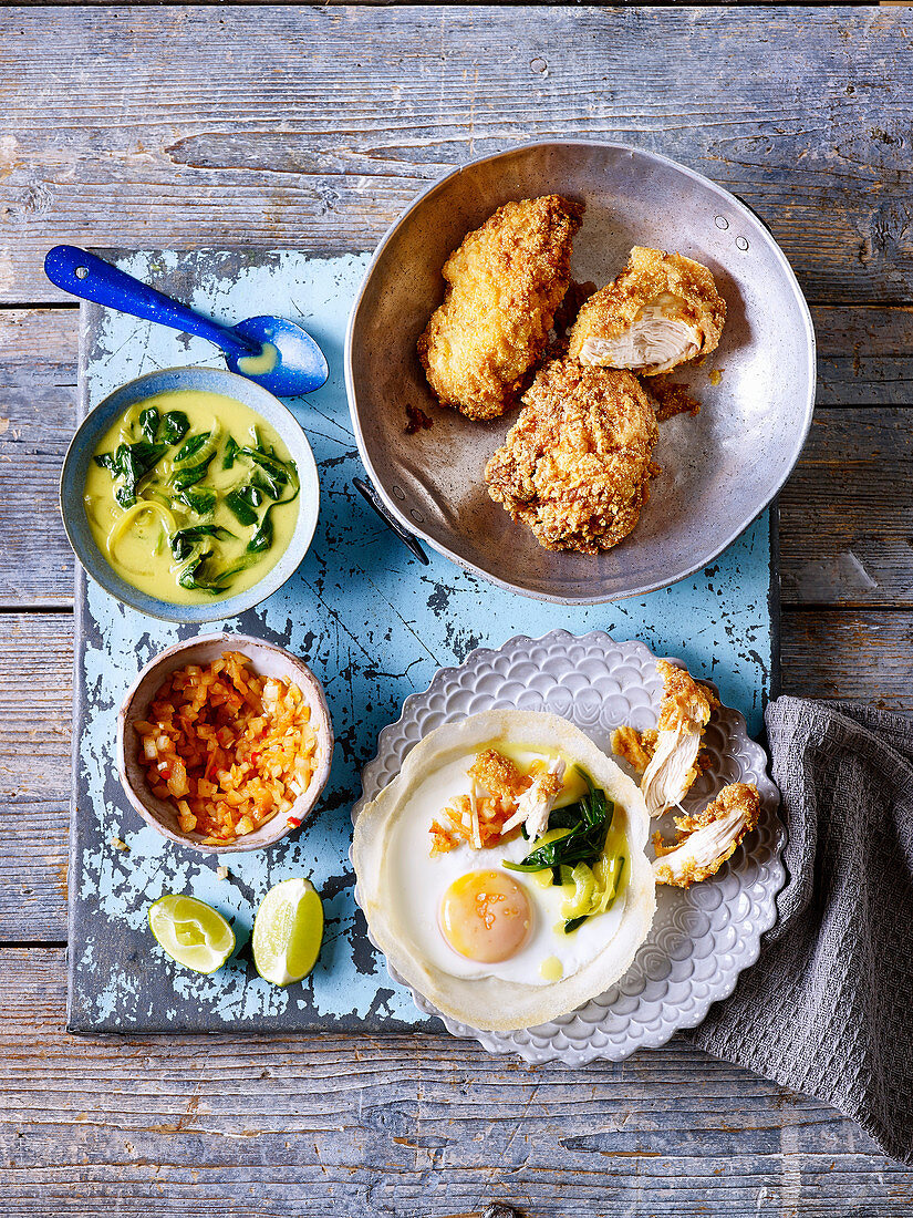 Brathähnchen mit Hoppers, Kokos-Spinat-Sauce und Zwiebel-Sambal (Sri Lanka)