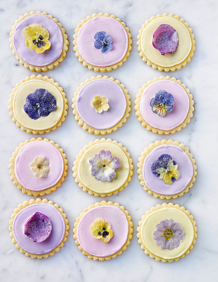Shortbread Cookies mit gezuckerten Blüten