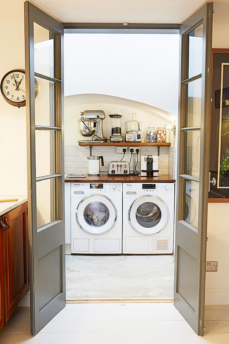 Waschmaschine und Trockner in einer Küche