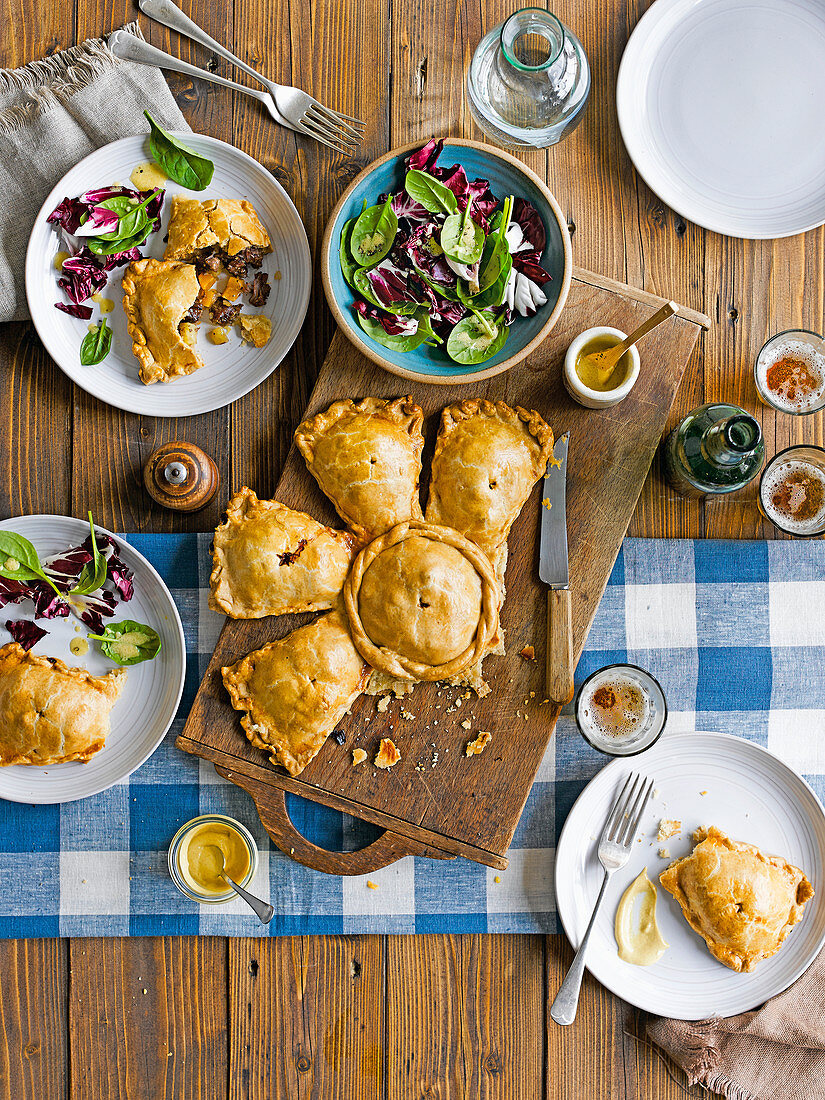 Tear And Share Pasty mit Salat (England)